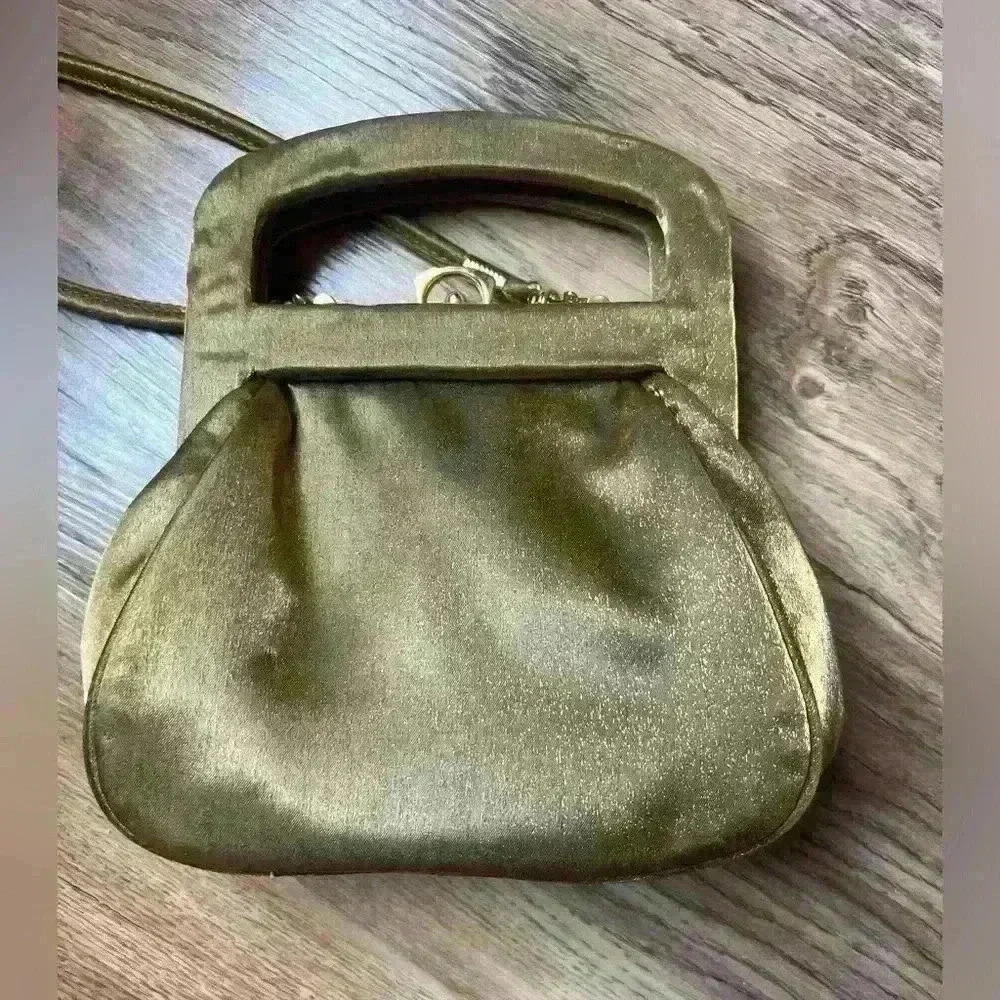 Gold Sateen ladies bag. Snap closure long removable strap. - Picture 5 of 8